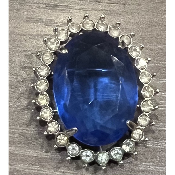 Vintage Silver Tone Stunning Beveled Blue Glass Crystal Brooch Pennant 1.25" - Picture 3 of 8